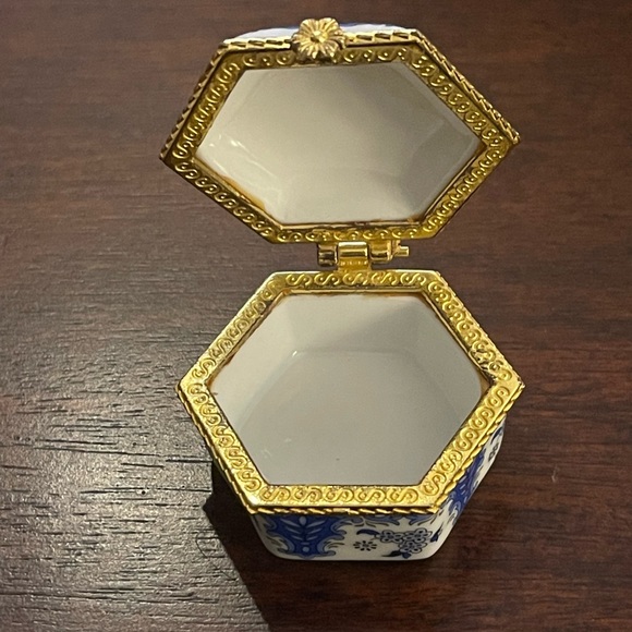 Porcelain gold tone metal jewelry pill box - Hexagonal - Picture 4 of 4
